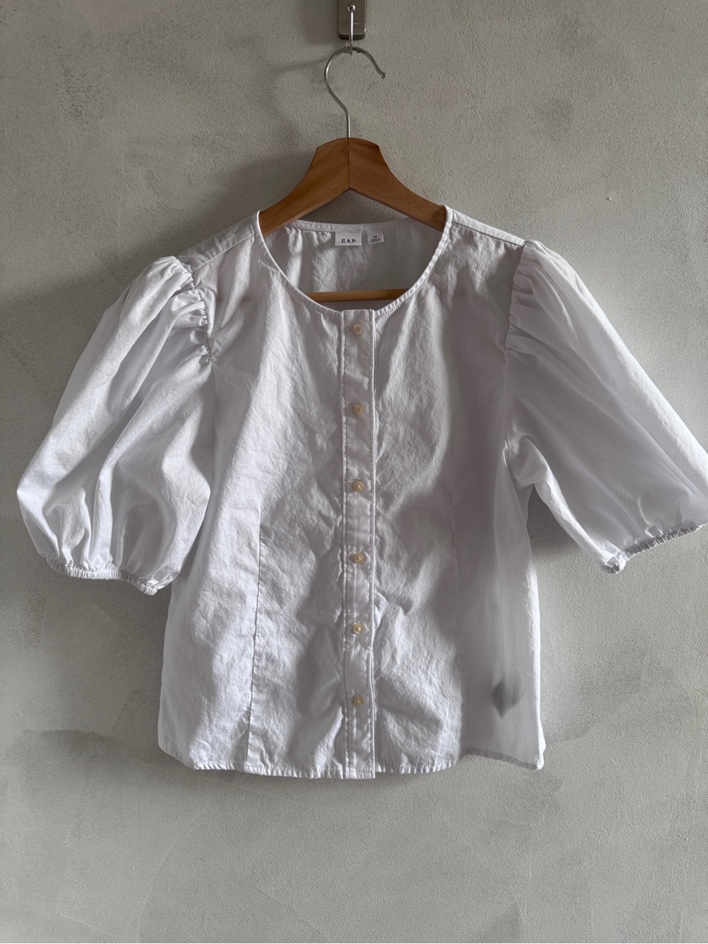 GAP - Women’s White Button-Up Blouse with Puff Sleeves
